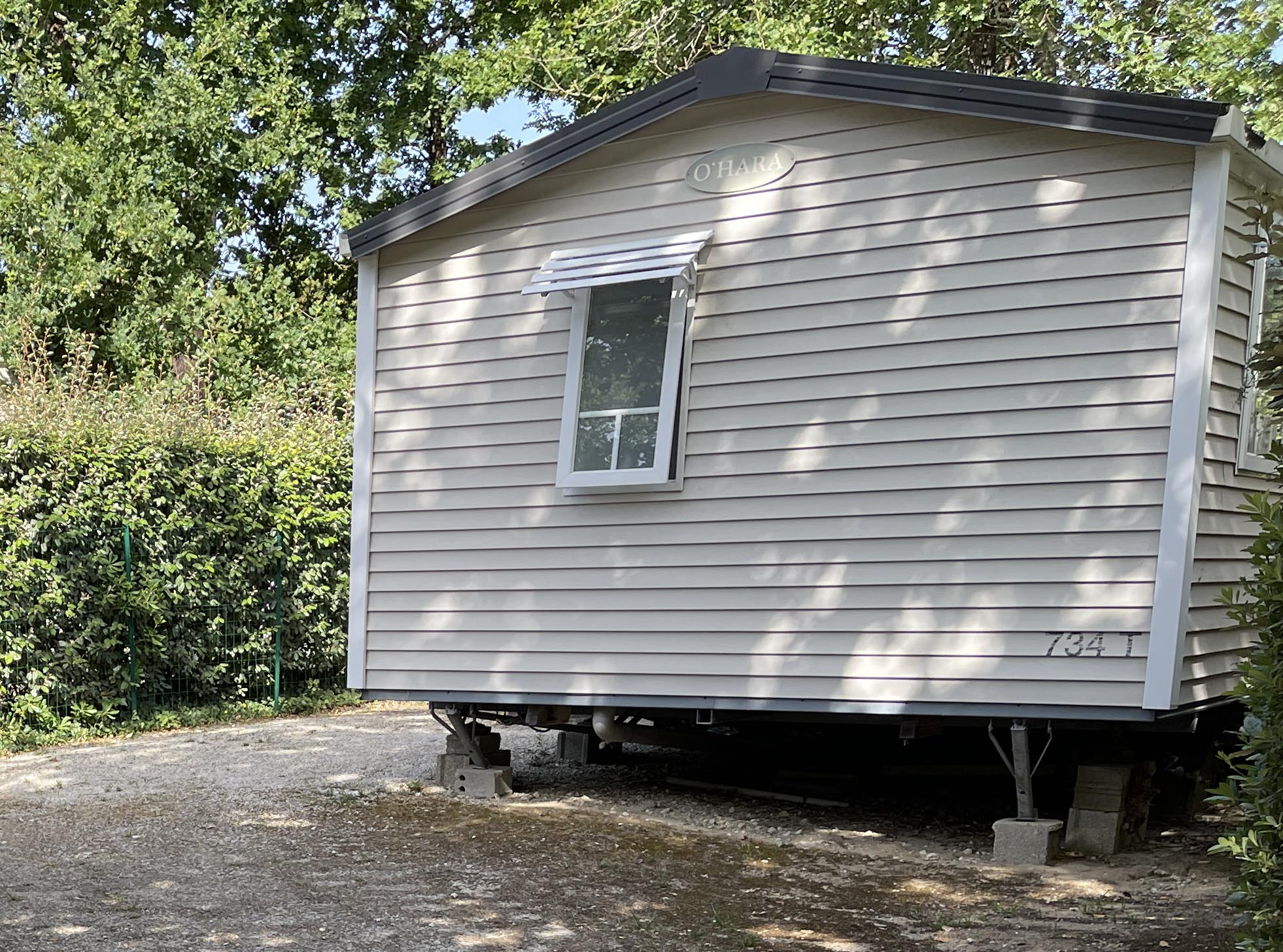 O'Hara C56 — vue de côté du mobil-home sur plots — photo extérieure 3 sur 3