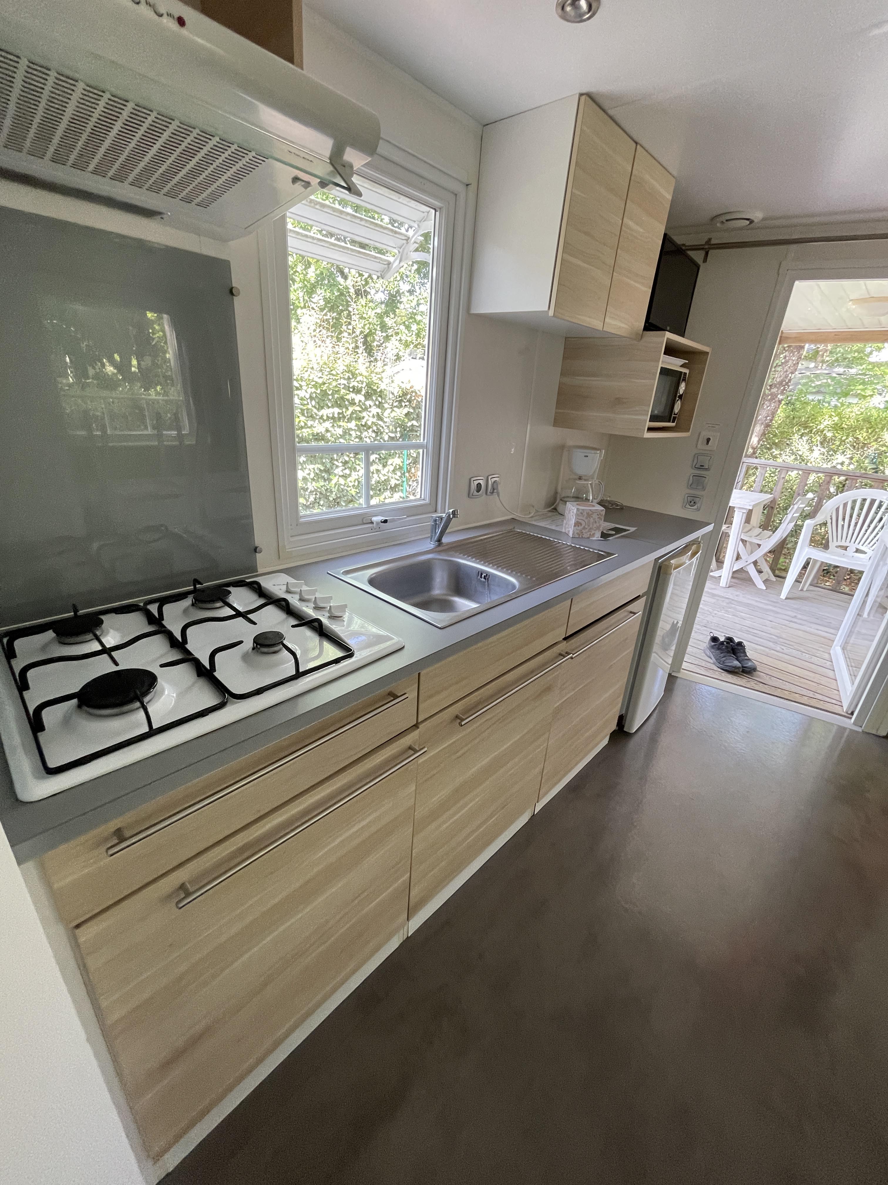 O'Hara C56 — cuisine : réfrigérateur, micro-ondes et cafetière — photo intérieure 4 sur 8