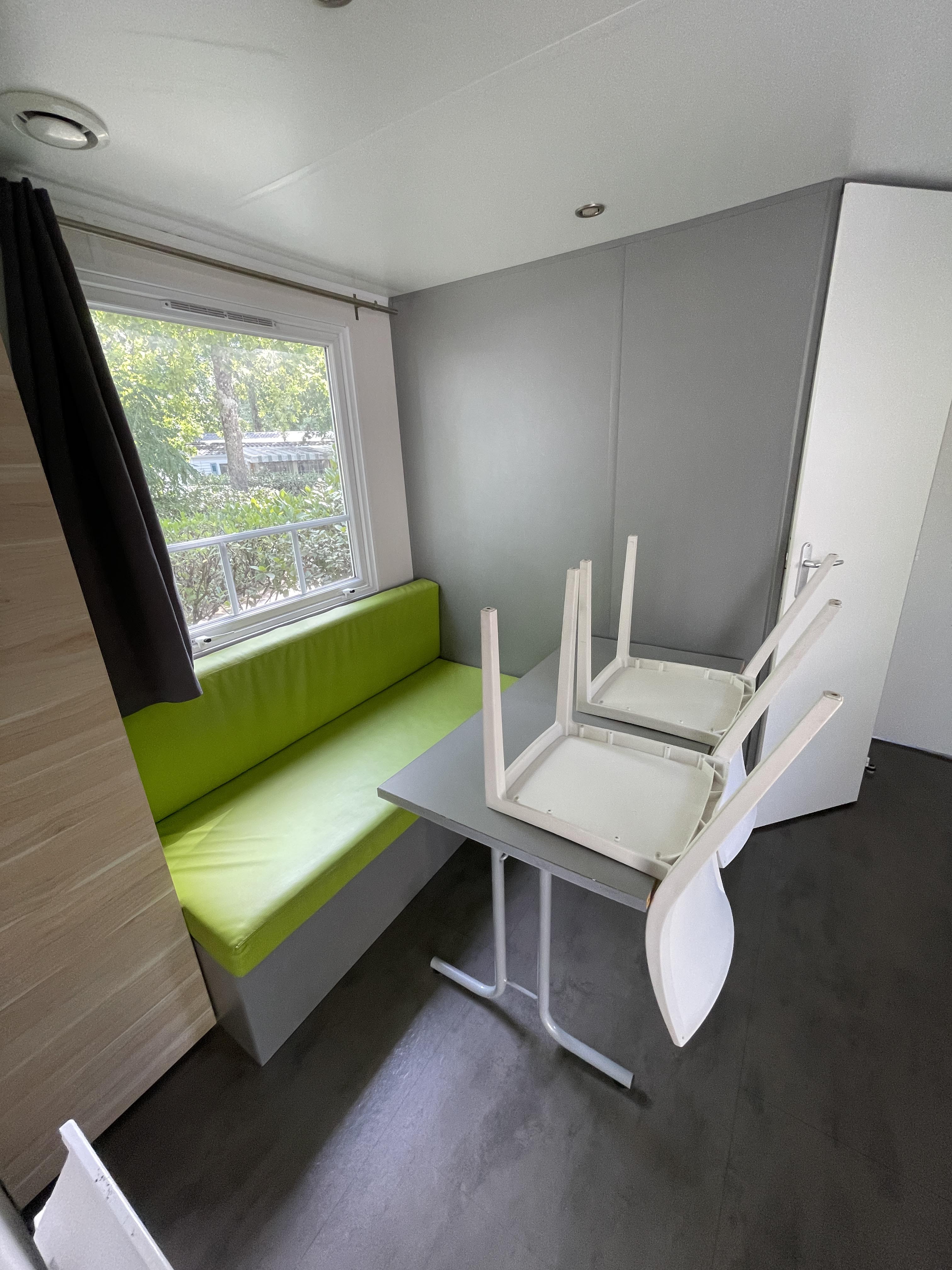 O'Hara C56 — coin repas avec banquette et table — photo intérieure 1 sur 8