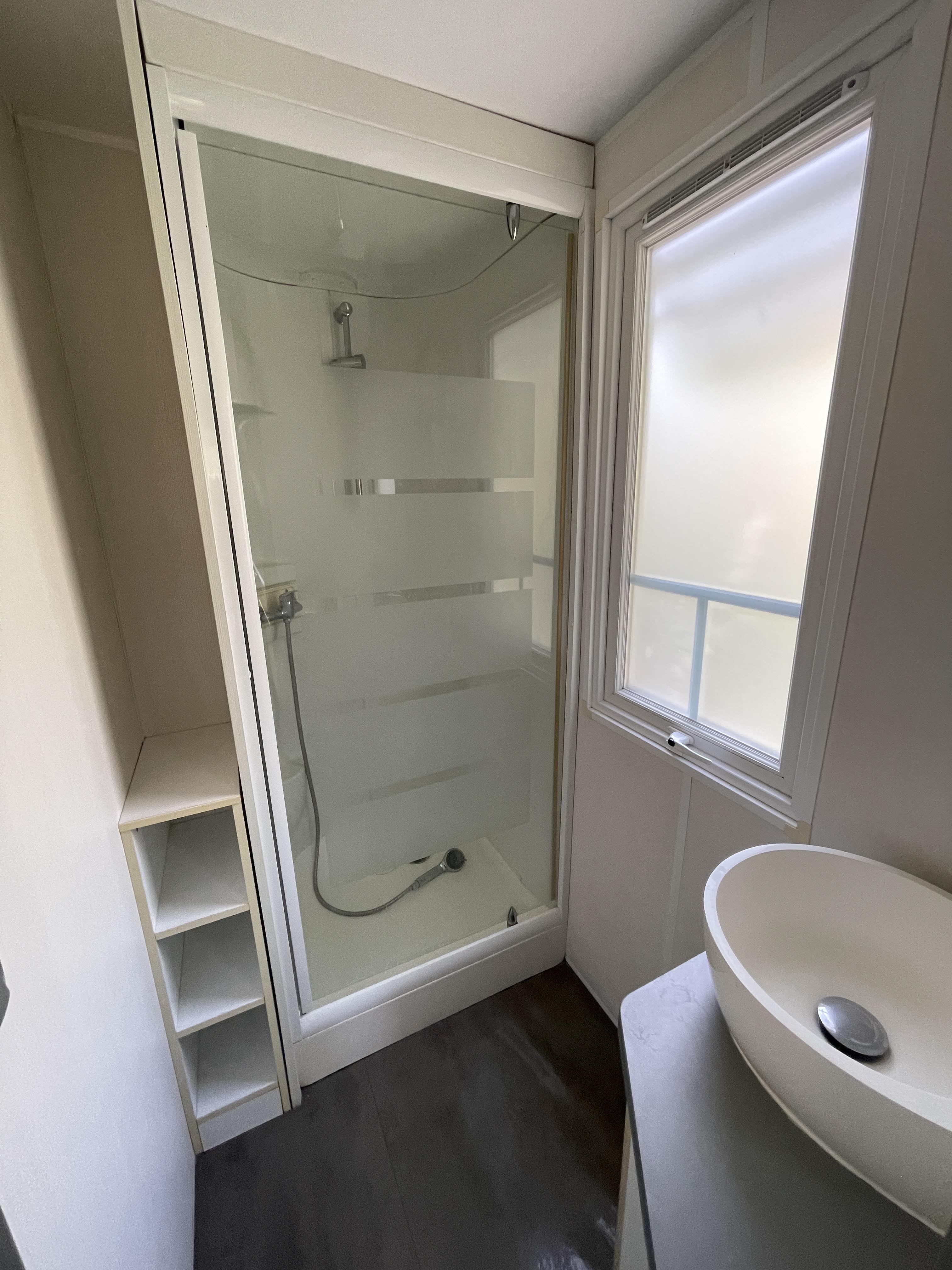 O'Hara C56 — salle de bains avec cabine de douche et vasque — photo intérieure 7 sur 8