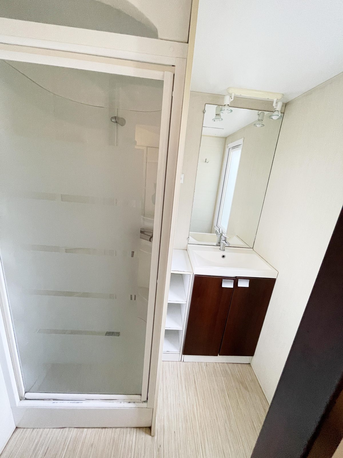 O'Hara O'Phéa 734 — salle de bains avec cabine de douche, vasque et meuble de rangement — photo intérieure 5 sur 6