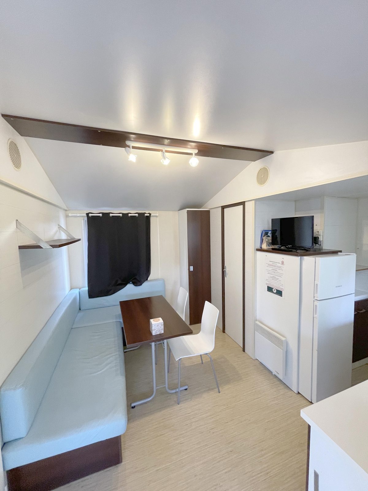 O'Hara O'Phéa 734 — séjour ouvert sur la cuisine équipée avec table de cuisson et micro-ondes — photo intérieure 2 sur 6