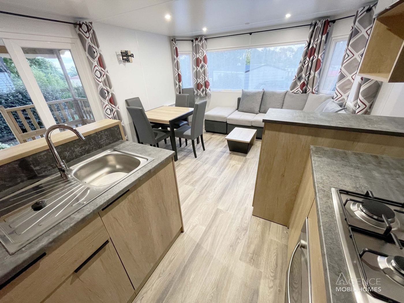 RAPID'HOME 1049 PANO 2023 — cuisine ouverte, coin repas et séjour — photo intérieure 2 sur 8