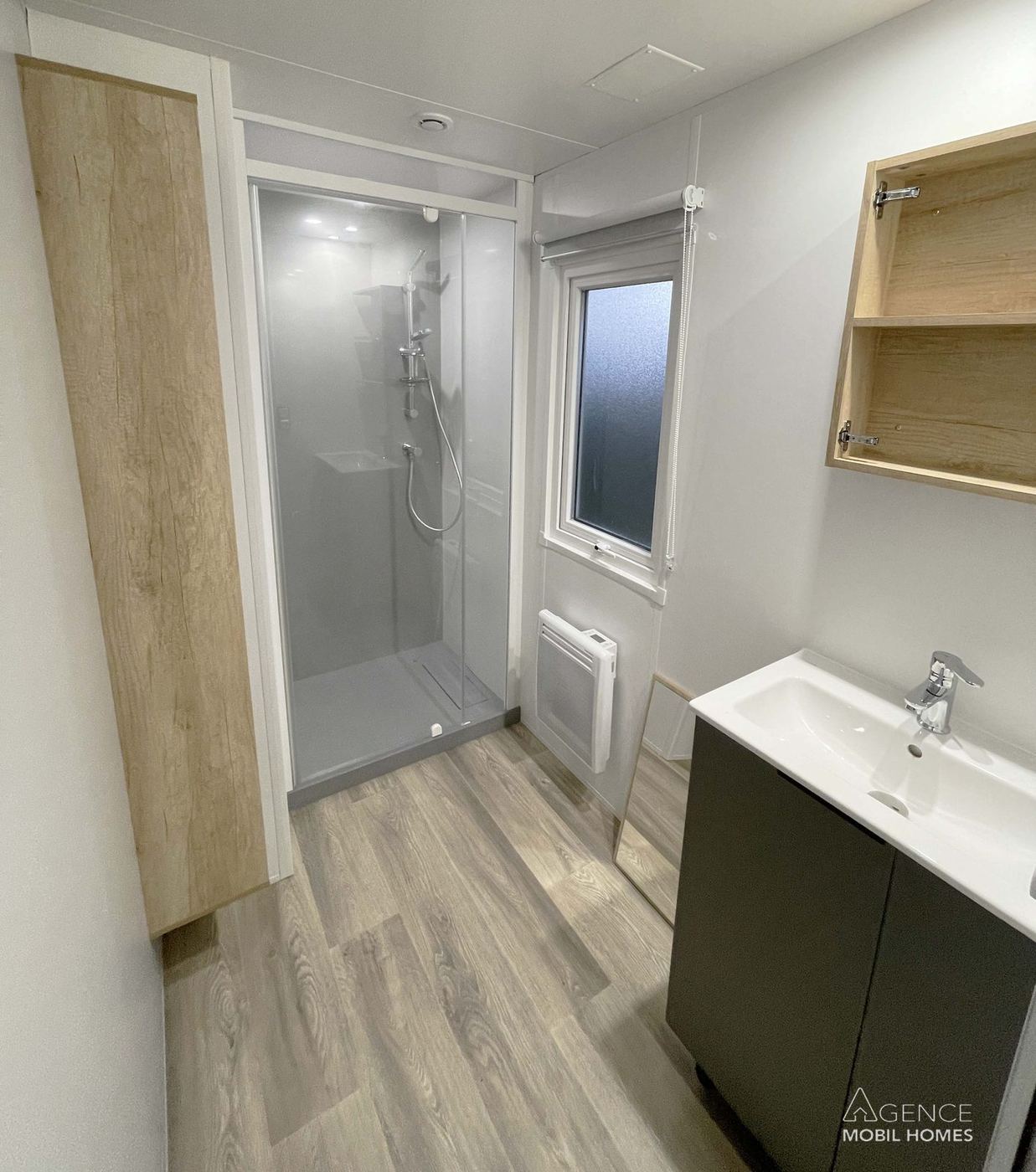 RAPID'HOME 1049 PANO 2023 — salle de bains avec douche et vasque — photo intérieure 7 sur 8
