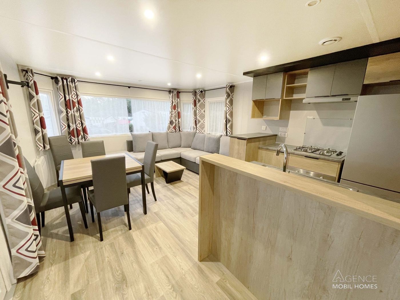 RAPID'HOME 1049 PANO 2023 — coin salon et séjour lumineux — photo intérieure 4 sur 8